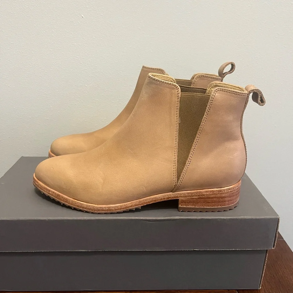 NISOLO Eva Everyday‎ Chelsea Boot in Almond Leather